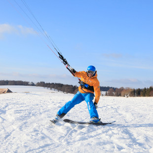 Snowkiten – Gleiten Sie mit einem Segel durch den Schnee